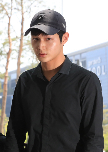 '성추행·협박' 배우 이서원 검찰 출석 '사과 없이.. 묵묵부답'