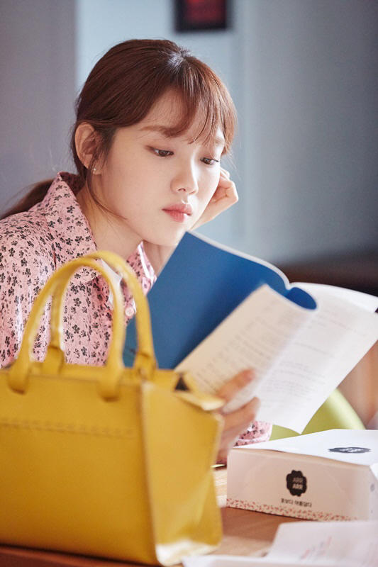 '어바웃타임' 이성경 B컷 공개... 대본 집중력 풀가동