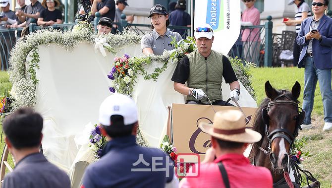 [포토] 조정민 '23언더파 신기록 경신하며 꽃마차 타고 등장'