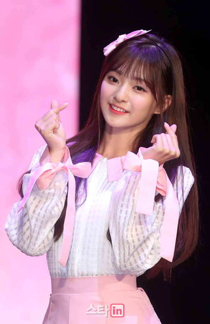 [포토]이나경 '팬들을 위한 하트'