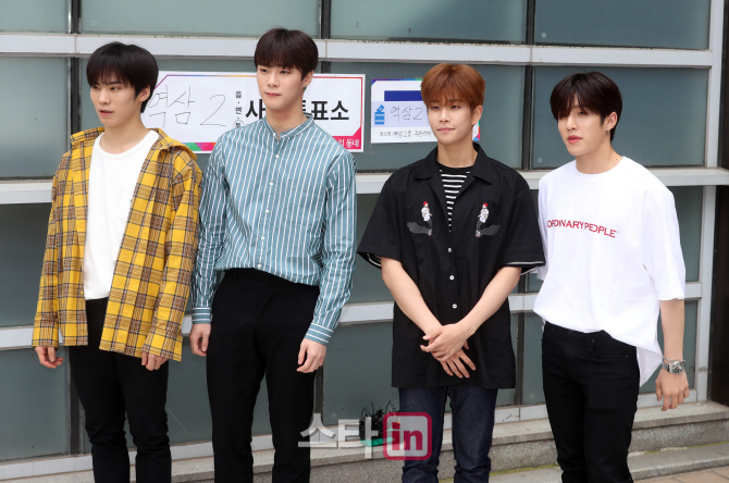 [포토]아스트로 '소중한 권리 행사하러 왔어요'