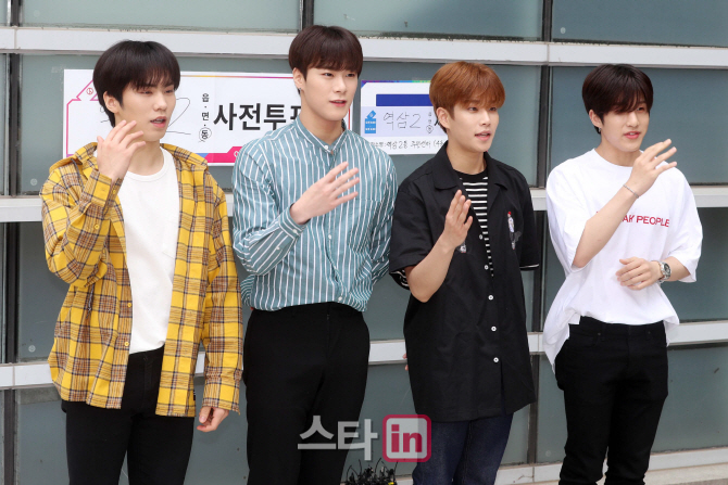 [포토]아스트로 '안녕하세요 사전투표 왔어요~'