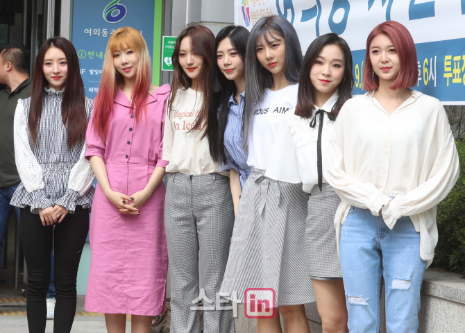 [포토]드림캐쳐 '소중한 권리 행사하러 왔어요~'