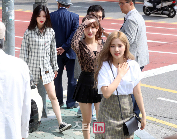 [포토](여자)아이들 '지방선거 사전투표 왔어요~'