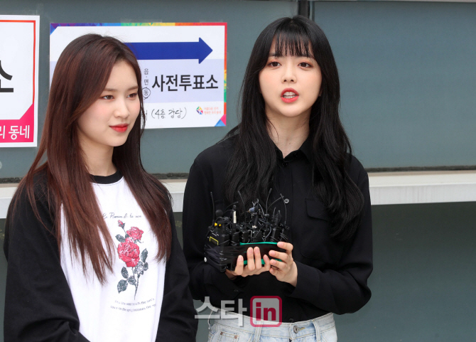 [포토]위키미키 '소중한 권리 행사하세요~'
