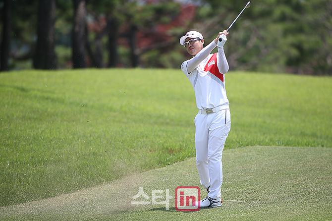 [포토]현정협 '그린 중앙으로 향한 샷'