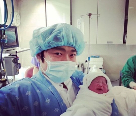 [단독] 송백경, 오늘 둘째 득남 "형이랑 싸우지 말고, 건강하게" (인터뷰)