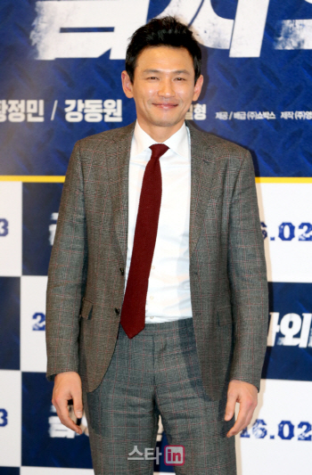 황정민 "매력은 구강액션, 차원 다른 첩보물"