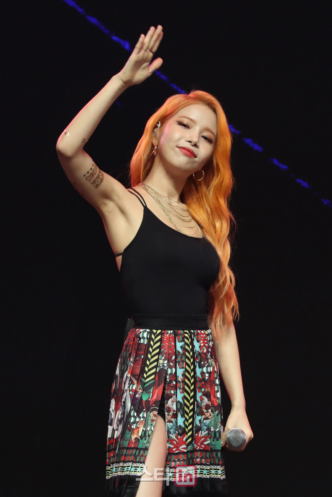 [포토]마마무 솔라, '너나 해'