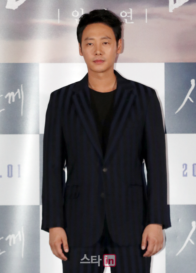 [포토]김동욱, '내가 바로 마흔아홉 번째 귀인'