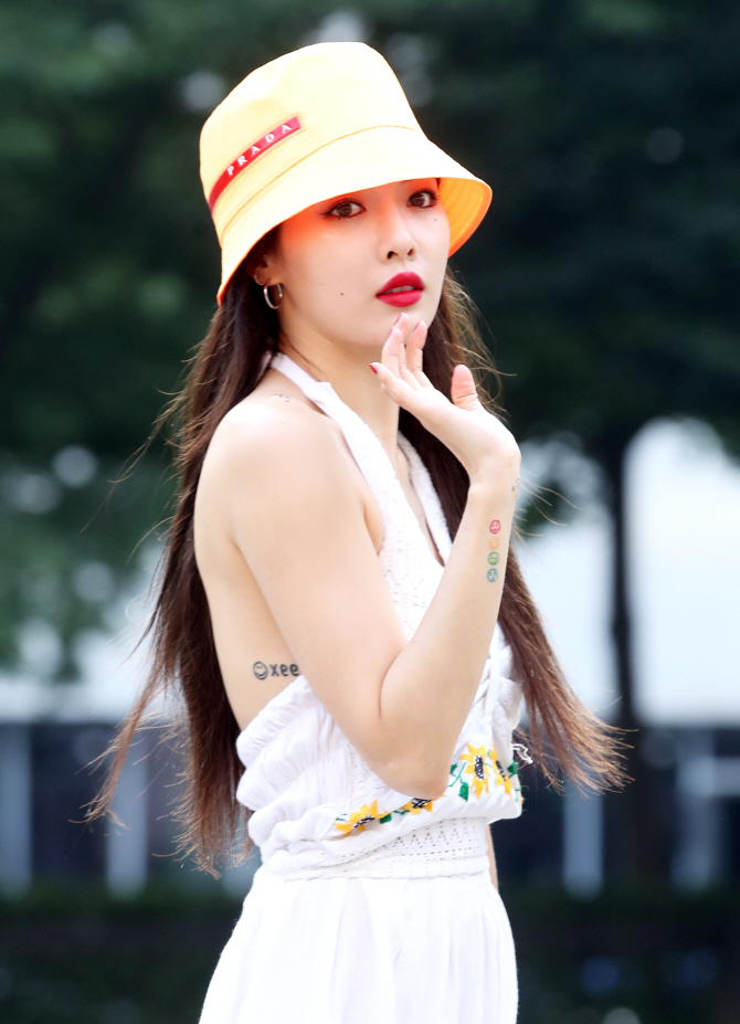 현아, 출근길 패션은 시원한 바캉스룩