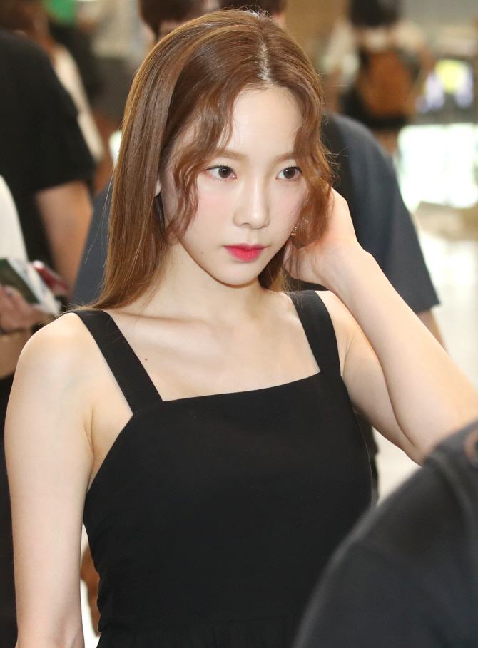 태연, 새침한 출국길