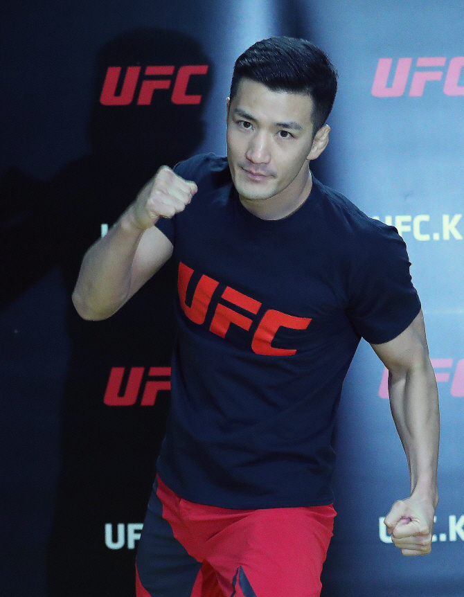 '미스터 퍼펙트' 강경호 "라모스 KO시킬 것...기권 연습해라"
