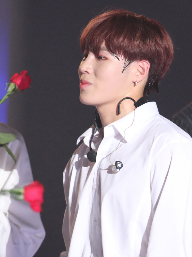 워너원 하성운, 옆모습도 예술이네