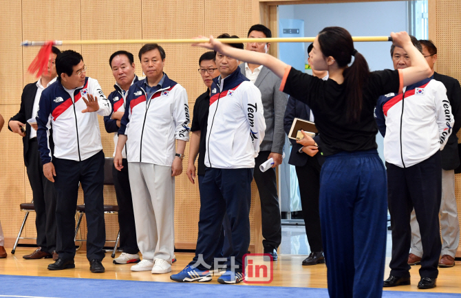 [포토]'훈련 지켜보는 도종환 장관'