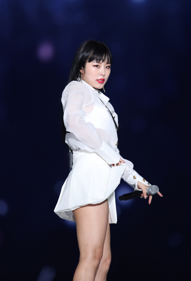 마마무 휘인, 강렬한 눈빛