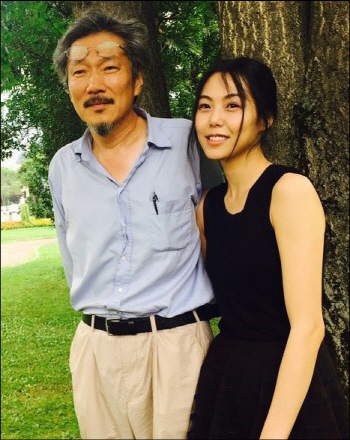 홍상수-김민희, 해외영화제 포착 '손잡고 애정 과시'