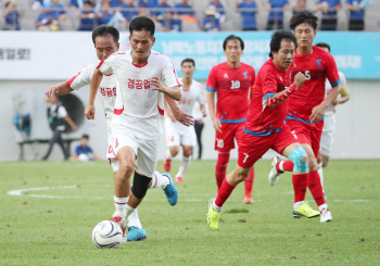 남과 북 노동자들, 상암에서 축구로 하나가 됐다