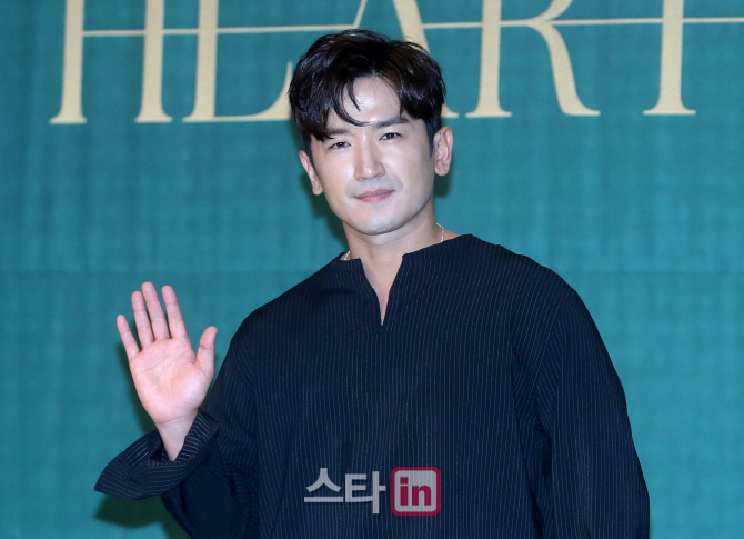 [포토]이민우 '데뷔 20년차의 여유'