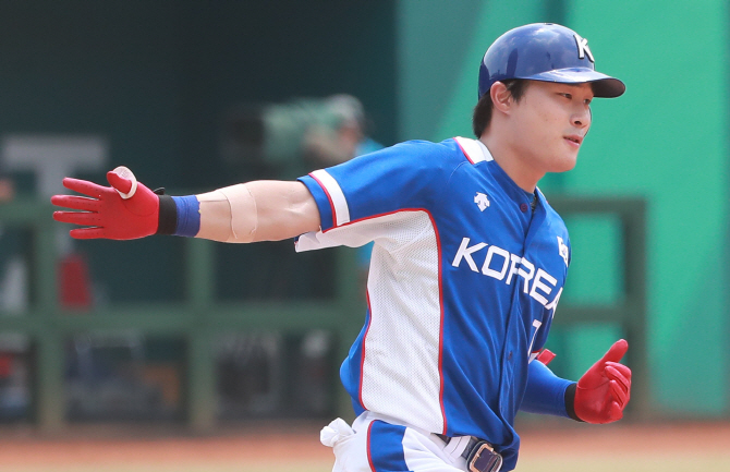 [AG]김하성·박병호 솔로포...한국, 일본에 2-0 리드(3회)