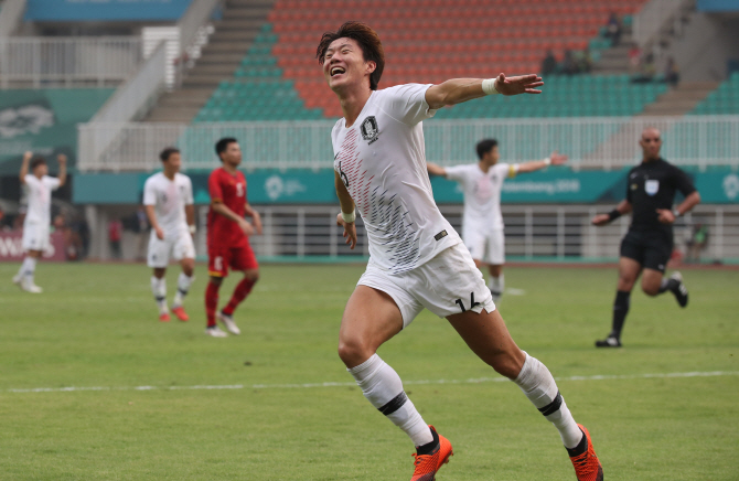 '한국vs일본 축구' 황의조 소속 日감바 오사카 "어느 쪽 응원해도.."