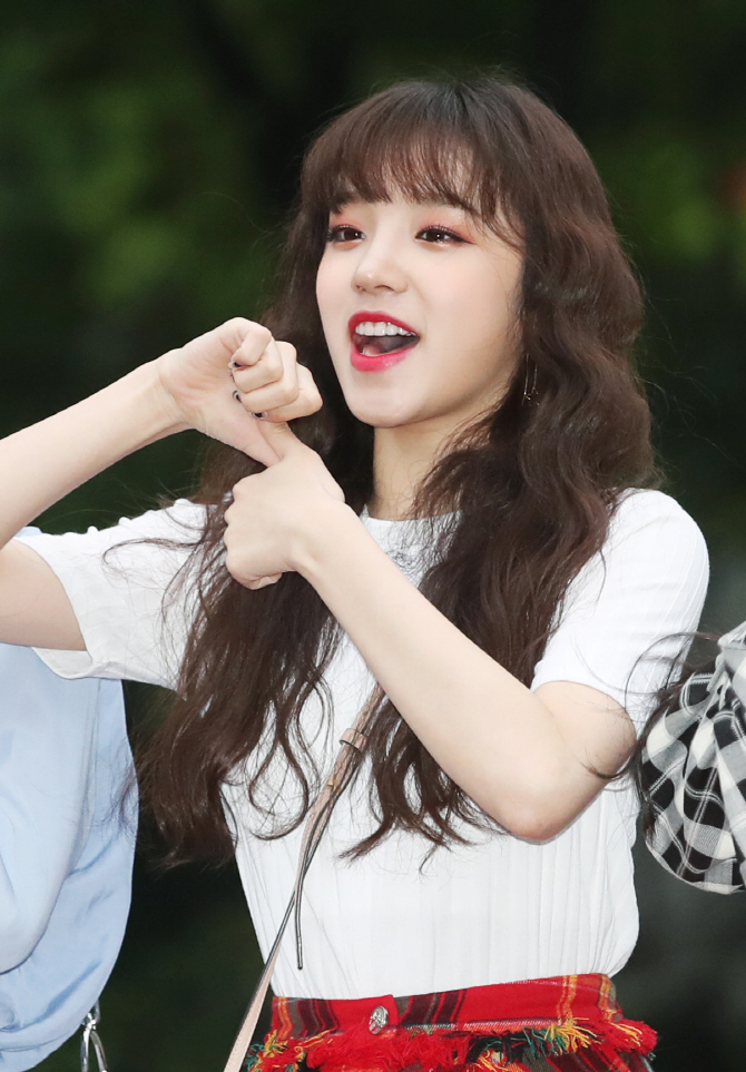 (여자)아이들 우기, 힘찬 인사