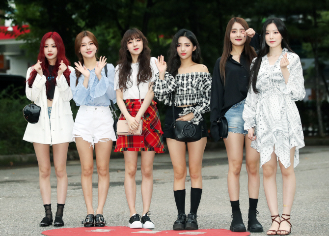 (여자)아이들, 요정 옆에 다 요정