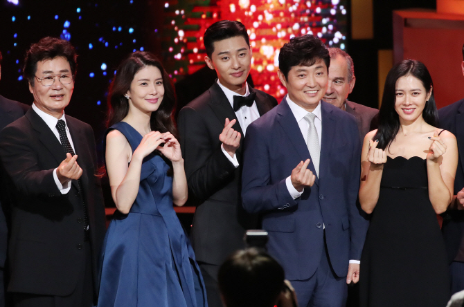 이보영-박서준-손예진, 서울 드라아 어워즈 빛나는 수상자들