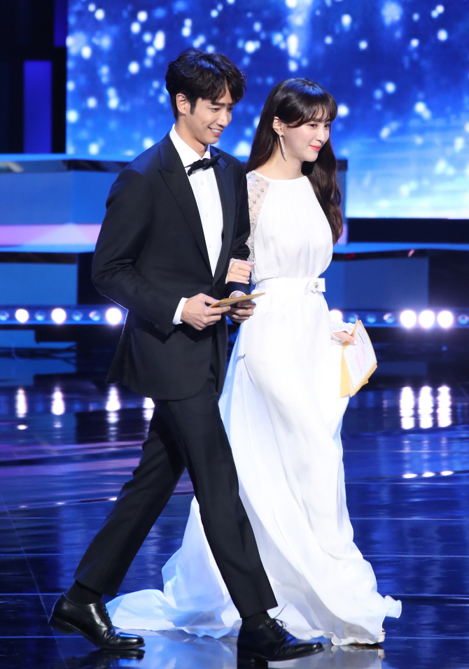 대만 배우 류이호, 정혜성과 시상하러 왔어요