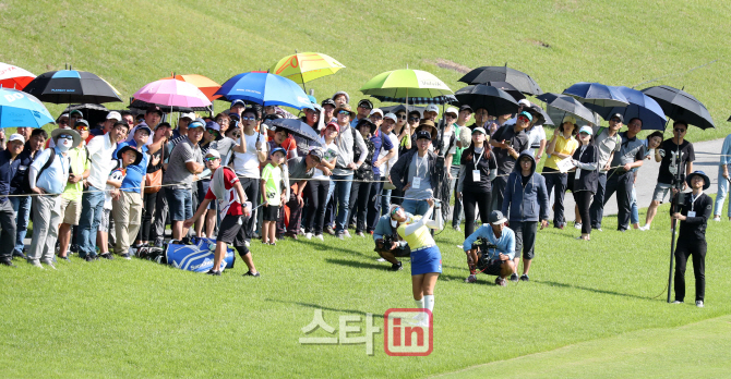 [포토]배선우 서드샷 바라보는 갤러리들