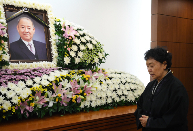 [포토] 김인태 빈소 지키는 백수련