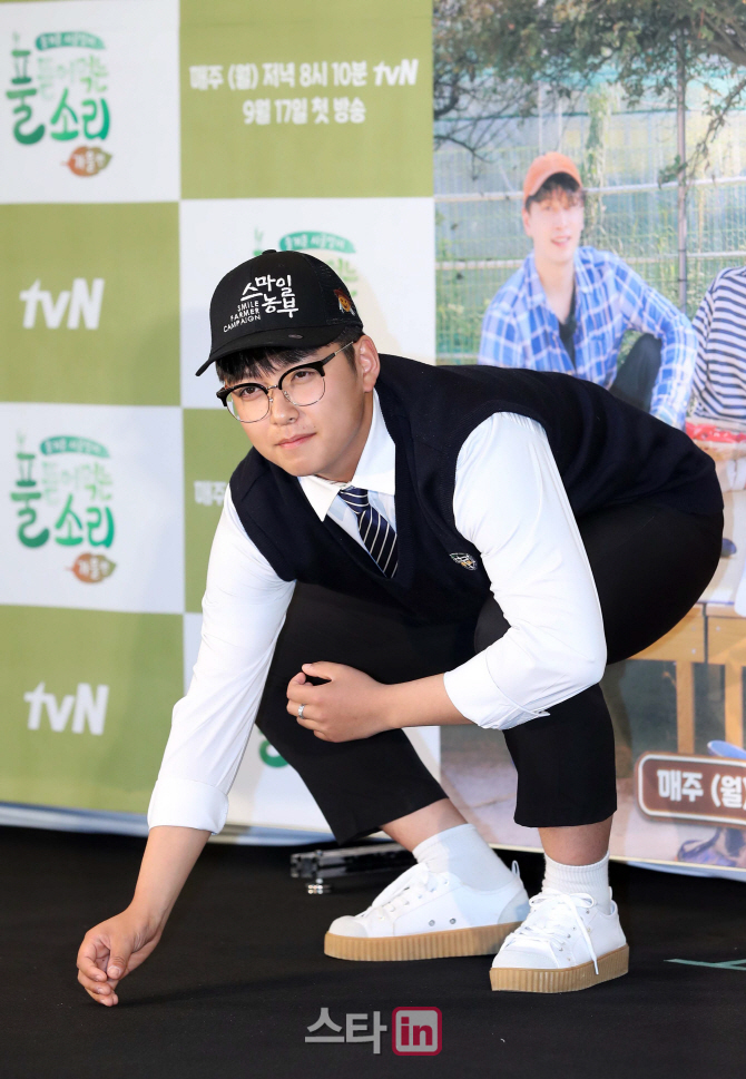 [포토]한태웅 '모내기는 나처럼 해야혀~'