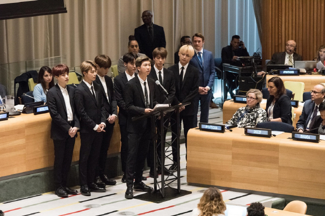 BTS "무엇이 심장을 뛰게 하는지…" 유엔 연설 이어 토크쇼 출연