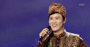 진해성, '가요무대'서 남인수 '추억의 소야곡' 무대