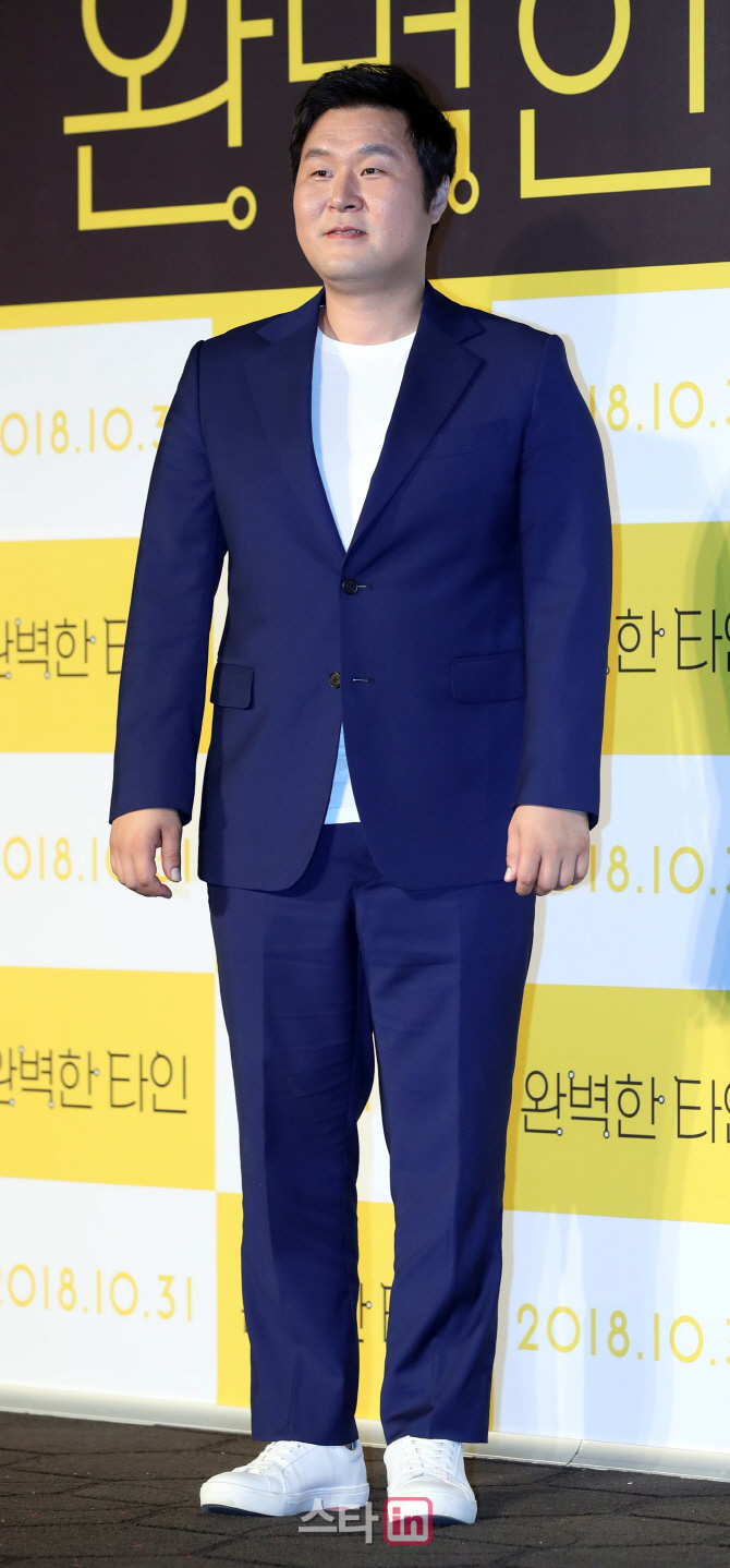 [포토]윤경호 '차분한 블루 수트'
