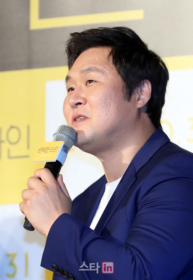 [포토]인사말하는 윤경호
