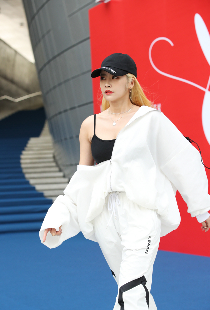 다이아 기희현, 한쪽 어깨 과감하게 드러내고