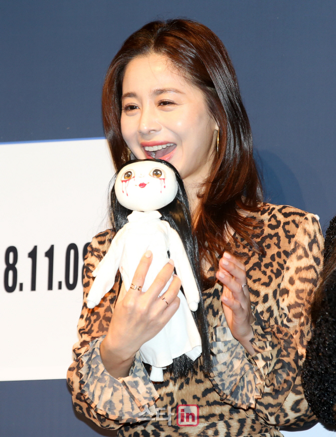[포토]서영희, '귀신인형이 귀여워요!'