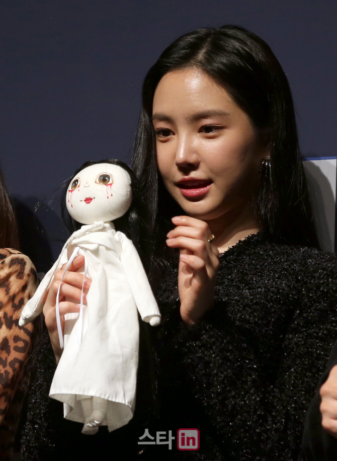 [포토]손나은, '귀신인형 들고'
