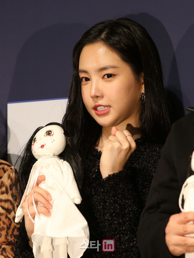 [포토]손나은, '공포돌의 무서운 파이팅!'