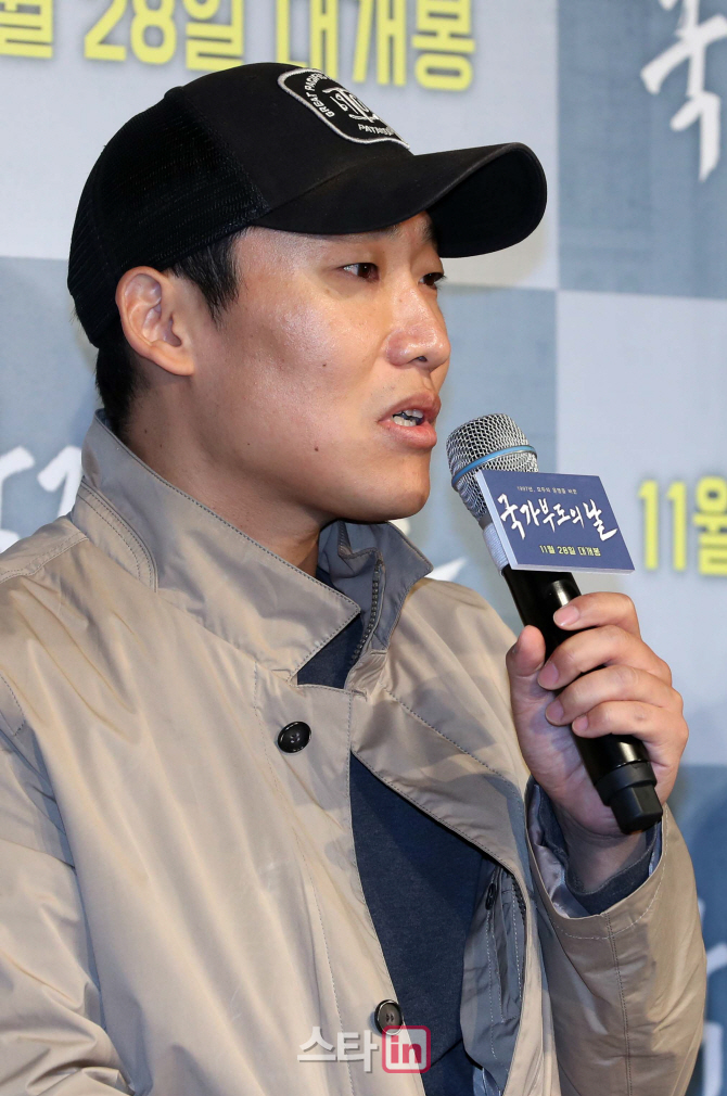 [포토]인사말하는 최국희 감독