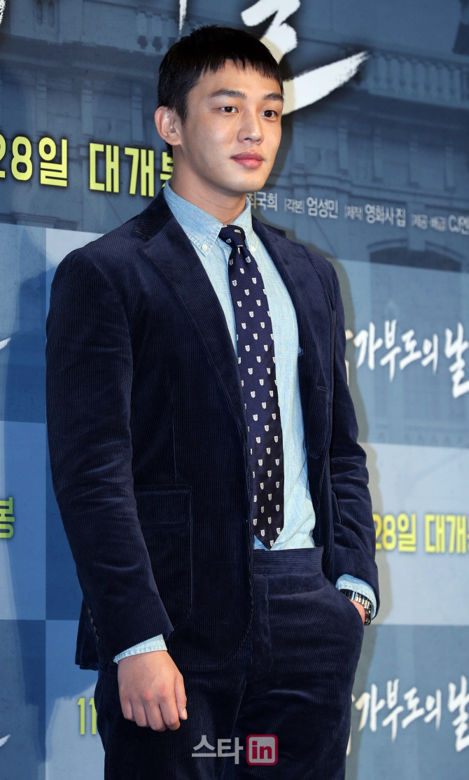 [포토]유아인 '가을가을한 코듀로이 재킷'