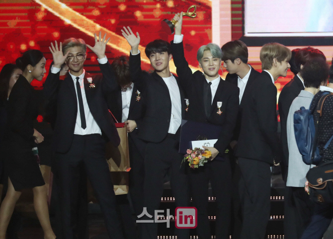 [포토]방탄소년단 '팬 여러분께 수상의 기쁨을'
