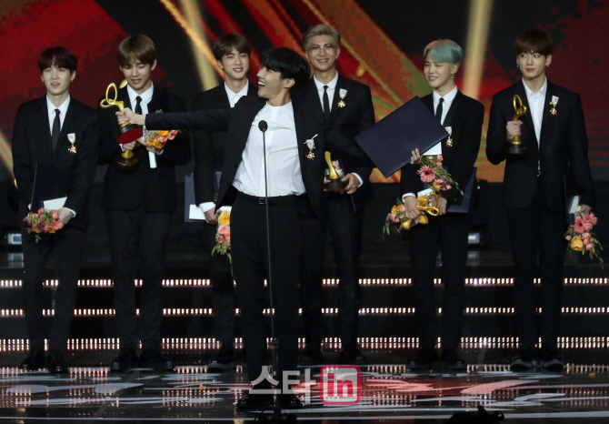 [포토]제이홉 '기쁨의 퍼포먼스'