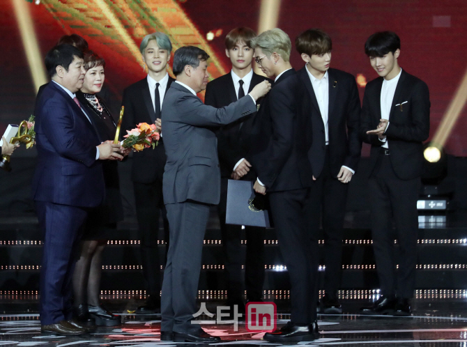 [포토]방탄소년단 '최연소 화관문화훈장 수상'