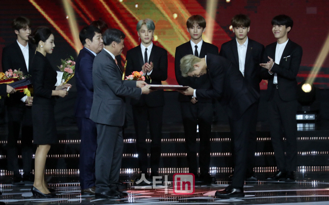 [포토]방탄소년단 '화관문화훈장 수상'