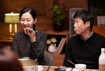 휴대폰 까…'완벽한 타인' 현실밀착 소재 통하다