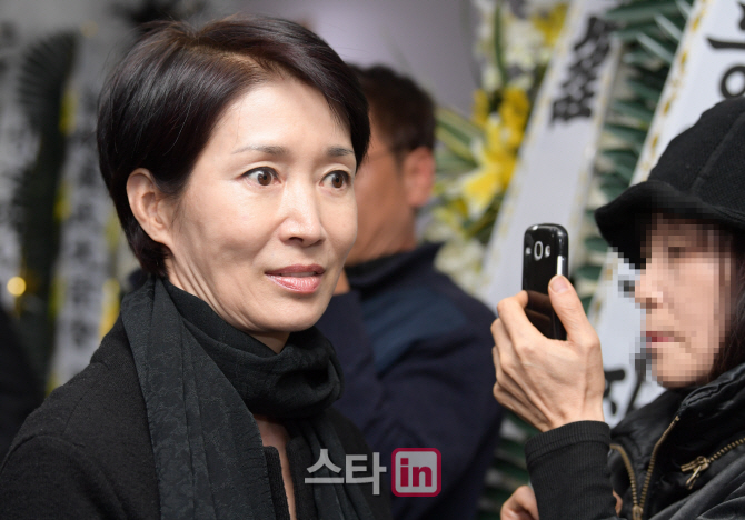 [포토]故 신성일 조문 온 배우 나영희