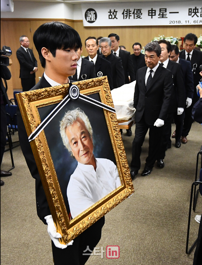 [포토]故 신성일 영결식 엄수, 운구되는 고인의 영정과 시신