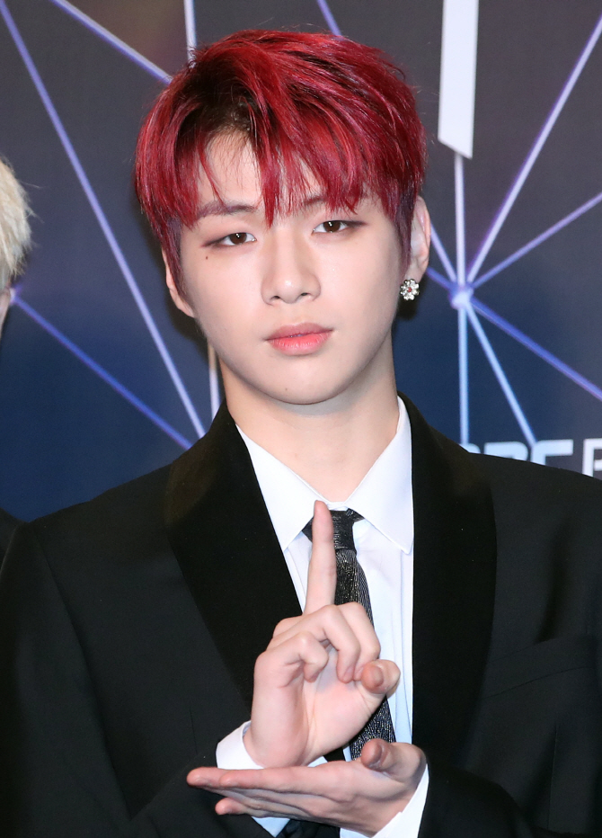 워너원 강다니엘, 매혹적인 레드빛 헤어